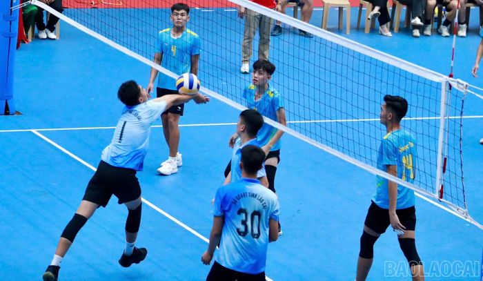 Trận chung kết bóng chuyền nam giữa Cụm xã Lục Yên và đội Sở Giáo dục và Đào tạo diễn ra sôi nổi, quyết liệt.
