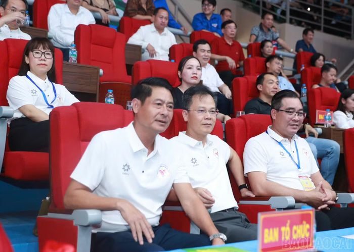 Đồng chí Nguyễn Thành Sinh - Phó Chủ tịch UBND tỉnh cùng lãnh đạo các sở, ngành tới cổ vũ các đội thi đấu.