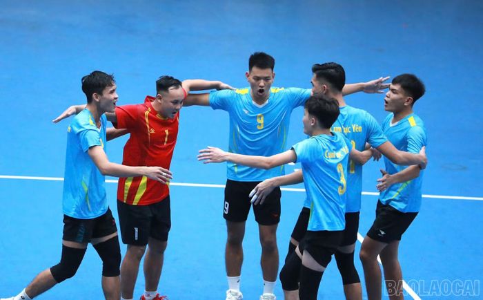 Niềm vui của các vận động viên Cụm xã Lục Yên sau khi giành chiến thắng 3-0, đoạt Huy chương Vàng môn bóng chuyền nam.