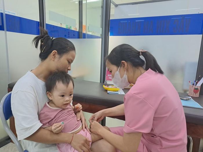 Tiêm vắc-xin góp phần phòng bệnh cho trẻ.