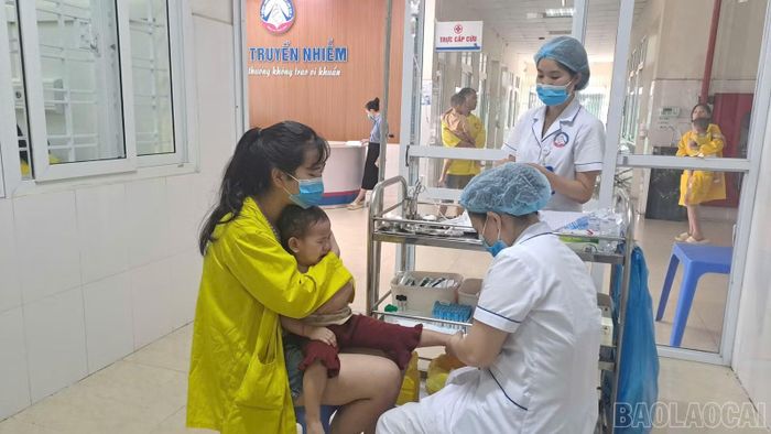 Nhiều bệnh nhi sốt cao phải nhập viện điều trị.