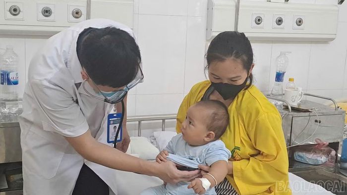 Bác sĩ thăm khám cho bệnh nhi.