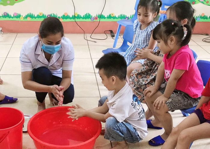 Hướng dẫn trẻ thực hành các bước rửa tay đúng cách để phòng bệnh.
