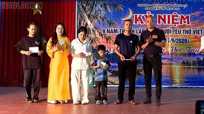 Ban Tổ chức tặng quà học sinh nghèo vượt khó.