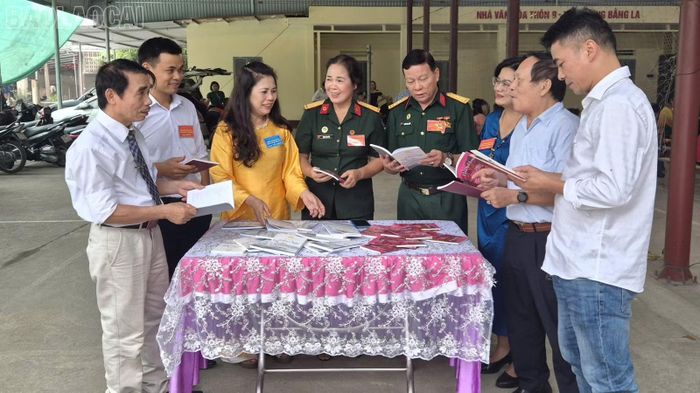 Ban chủ nhiệm CLB giới thiệu, tặng thơ các đại biểu.