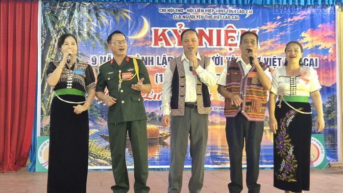 Một số tiết mục văn nghệ chào mừng do hội viên CLB Người yêu thơ Việt tỉnh Lào Cai và các câu lạc bộ khách mời biểu diễn.