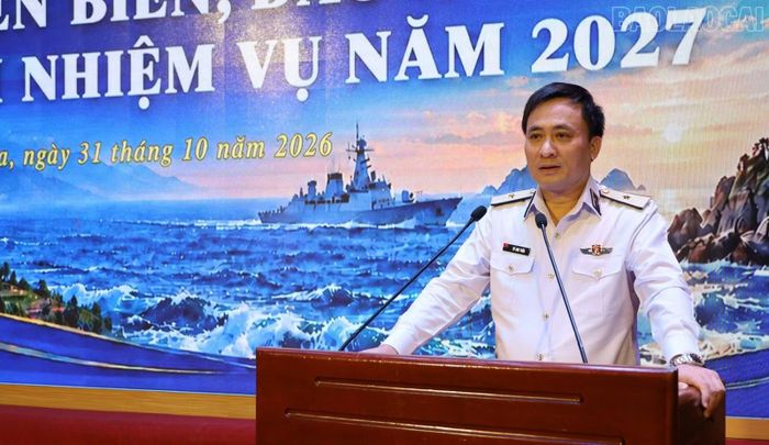 Đồng chí Chuẩn đô đốc Vũ Anh Tuấn - Chủ nhiệm Chính trị Quân chủng Hải quân phát biểu tại hội nghị.