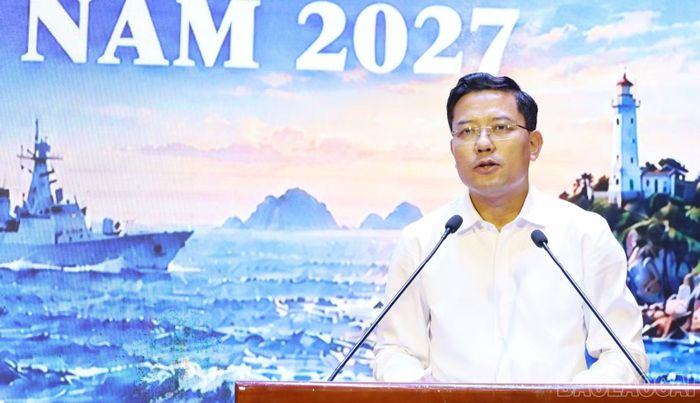 Đại diện lãnh đạo Ban Tuyên giáo Tỉnh uỷ trình bày báo cáo kết quả công tác phối hợp tại hội nghị.