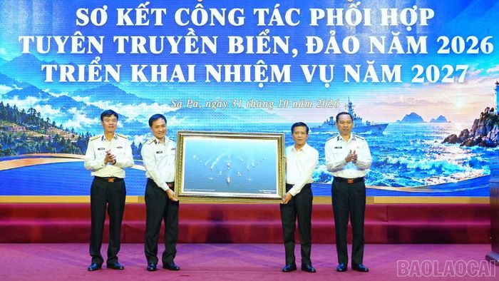 Cục Chính trị Hải quân tặng quà lưu niệm xã Mường Bo và phường Sa Pa.