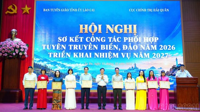 Cục Chính trị Hải quân khen thưởng các tập thể, cá nhân có thành tích xuất sắc trong công tác phối hợp tuyên truyền biển, đảo năm 2026.