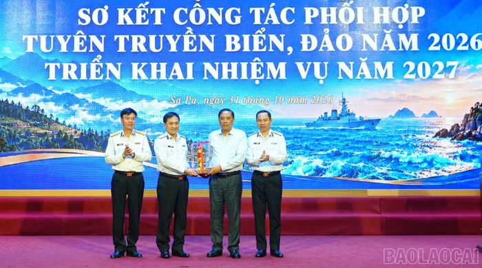 Cục Chính trị Hải quân tặng quà lưu niệm đồng chí Hoàng Giang.