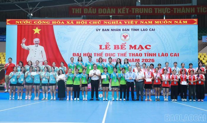 Ban Tổ chức Đại hội trao huy chương cho các đội đạt thành tích cao ở nội dung bóng chuyền nữ.