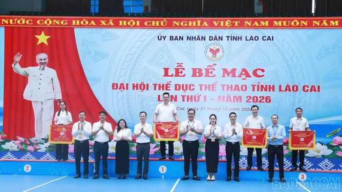 Ban Tổ chức trao giải toàn đoàn cho các đoàn đạt thành tích xuất sắc.