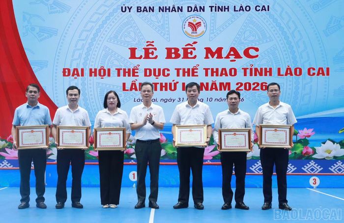 Ban Tổ chức Đại hội trao Bằng khen của Chủ tịch UBND tỉnh cho các tập thể có thành tích xuất sắc trong tổ chức Đại hội Thể dục thể thao cấp cơ sở.