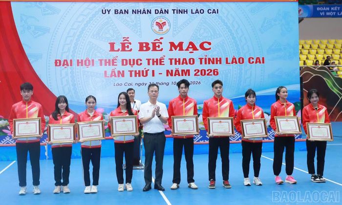Các vận động viên tiêu biểu được nhận Bằng khen của Chủ tịch UBND tỉnh vì đạt thành tích tại các giải thể thao quốc gia và quốc tế.