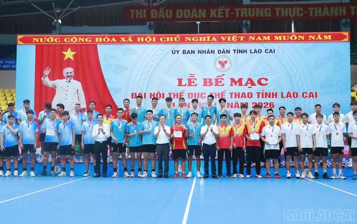 Các đội bóng chuyền nam nhận huy chương tại lễ bế mạc Đại hội.