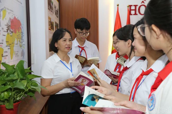 Bí thư Chi bộ, Hiệu trưởng Trường THCS Kim Tân Tạ Hương Giang trò chuyện với học sinh tại Không gian văn hóa Hồ Chí Minh.