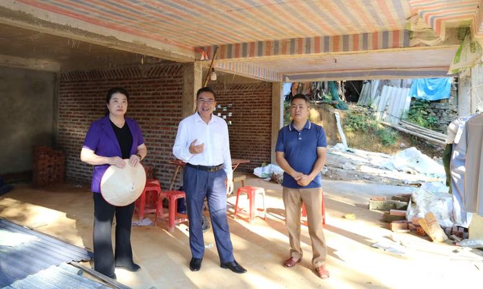 Anh Nguyễn Hữu Nghị, Tổ trưởng tổ dân phố 46 (ngoài cùng bên phải), báo cáo Thường trực Đảng ủy phường Lào Cai về tiến độ xây dựng nhà ở cho các hộ có hoàn cảnh khó khăn.