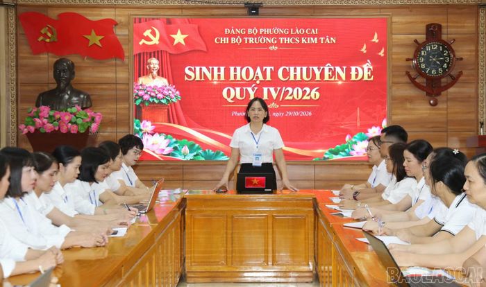 Cô giáo Tạ Hương Giang - Bí thư Chi bộ, Hiệu trưởng Trường THCS Kim Tân, phát huy vai trò nêu gương của người đứng đầu, tạo sự đồng thuận trong tập thể.