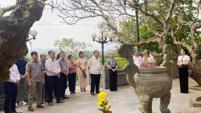 Đoàn công tác nghe thuyết minh về nơi an nghỉ của 9 chiến sĩ cách mạng hy sinh trong cuộc đấu tranh phá Căng Nghĩa Lộ.