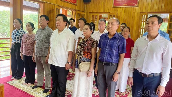 Đồng chí Nguyễn Xuân Thắng (thứ tư từ trái sang) cùng Đoàn công tác dâng hoa, thắp hương tưởng niệm Chủ tịch Hồ Chí Minh.