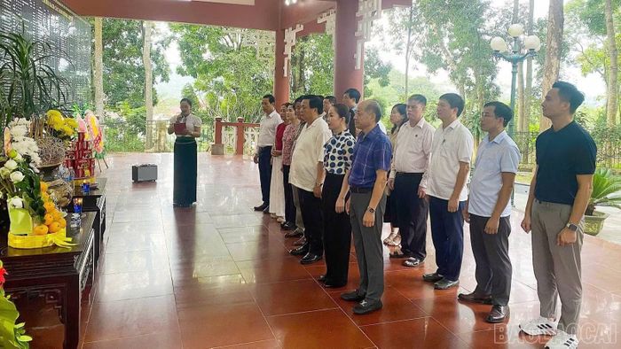 Đoàn công tác dâng hương, dâng hoa tại Khu di tích lịch sử - văn hóa Căng và Đồn Nghĩa Lộ.