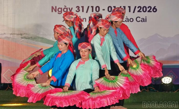 Màn múa quạt của các cô gái Giáy.
