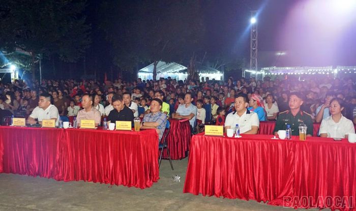 Đại biểu, vận động viên và người dân tham dự Lễ khai mạc Giải chạy “Bản Lầu Discovery Run – Hương sắc biên cương”.
