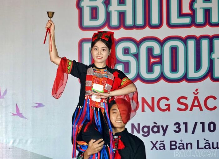 Tiết mục múa chuông của người Dao đỏ.