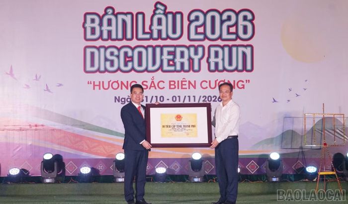 Đại diện lãnh đạo Sở Văn hóa, Thể thao và Du lịch tỉnh trao Bằng công nhận Động Gốc Găng là di tích danh lam thắng cảnh cấp tỉnh cho lãnh đạo xã Bản Lầu.