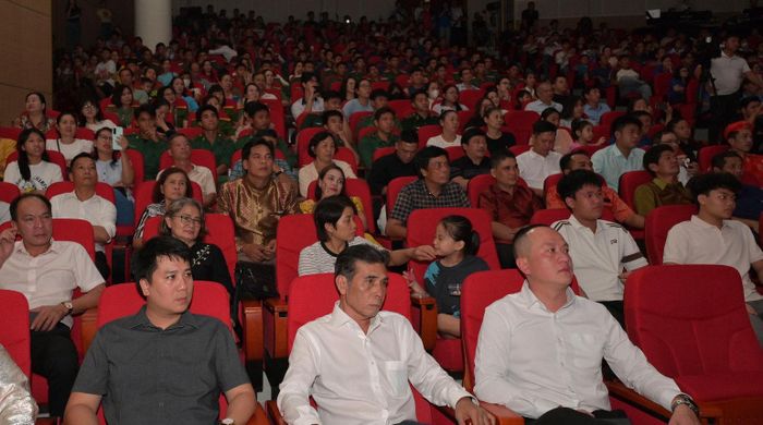 Đại biểu và đông đảo khán giả đến xem Lễ bế mạc