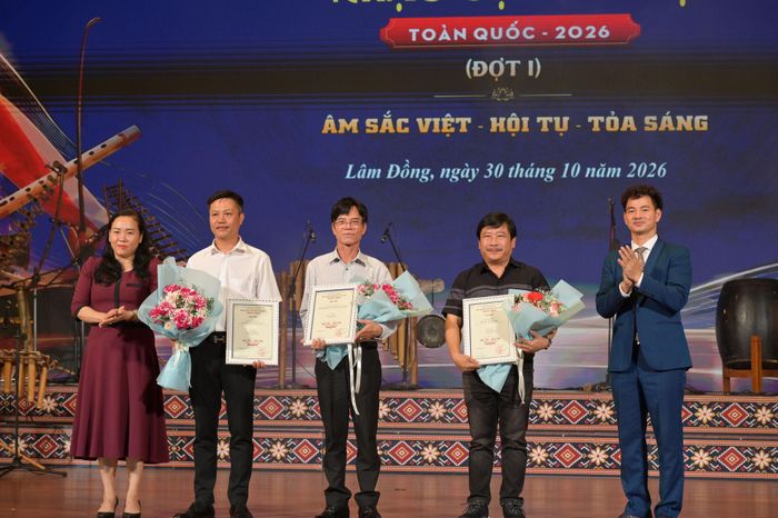 Đại diện Ban Tổ chức trao cho các đơn vị nghệ thuật đạt giải Nhì nội dung thi Hòa tấu