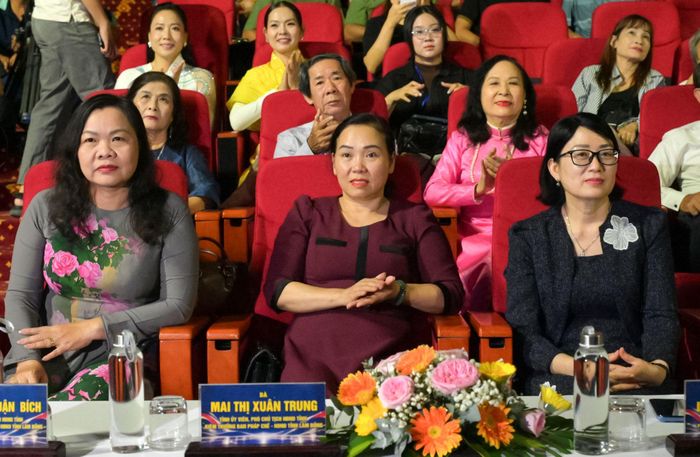 Dự lễ bế mạc có các đồng chí: Nguyễn Thị Thuận Bích, Tỉnh ủy viên, Phó Chủ tịch HĐND tỉnh (ngoài cùng bên trái); Mai Thị Xuân Trung, Tỉnh ủy viên, Phó Chủ tịch HĐND tỉnh (ngồi giữa); Lê Thị Hải Duyên, Tỉnh ủy viên, Phó Bí thư Đảng ủy các cơ quan Đảng tỉnh (bên phải)