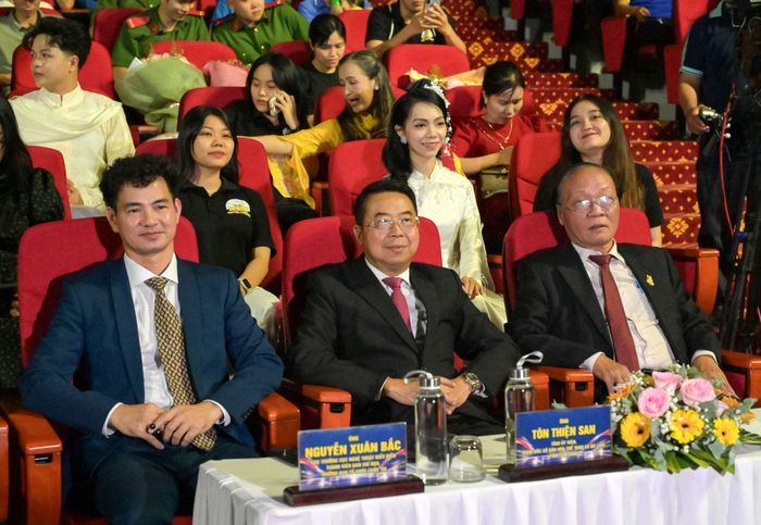 Nghệ sĩ Nhân dân Nguyễn Xuân Bắc, Cục trưởng Cục Nghệ thuật biểu diễn, Thành viên Ban Chỉ đạo, Trưởng Ban Tổ chức cuộc thi (ngoài cùng bên trái); Tỉnh ủy viên, Giám đốc Sở VHTTDL tỉnh Lâm Đồng Tôn Thiện San (ngồi giữa)