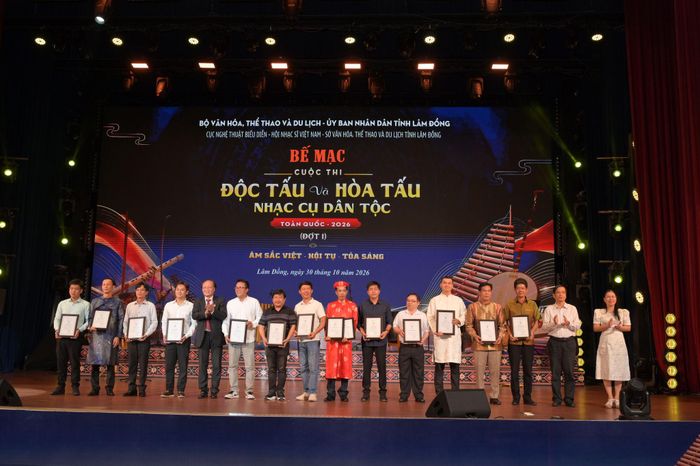Các đại biểu đại diện Hội Nhạc sĩ Việt Nam trao 14 giải thưởng cho các đơn vị, nghệ sĩ, nhạc công đã có sự cố gắng, nỗ lực, hoàn thành tốt bài dự thi
