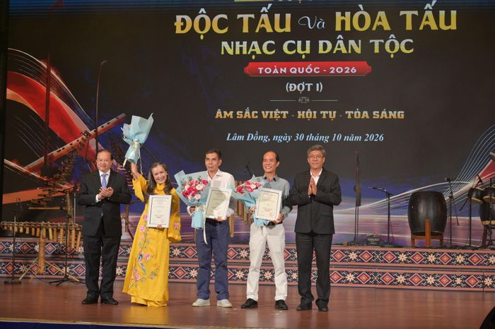 Đại diện Ban Tổ chức trao cho các đơn vị nghệ thuật đạt giải Nhất nội dung thi Hòa tấu