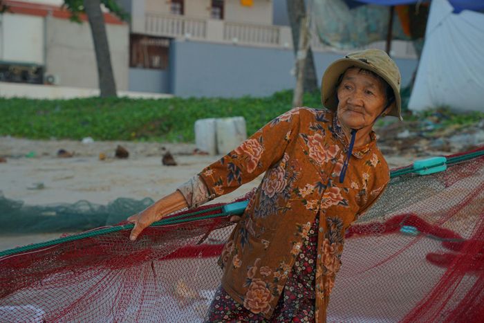 Dù đã 71 tuổi nhưng vợ ông Bảy mỗi ngày đều xuống biển kéo lưới