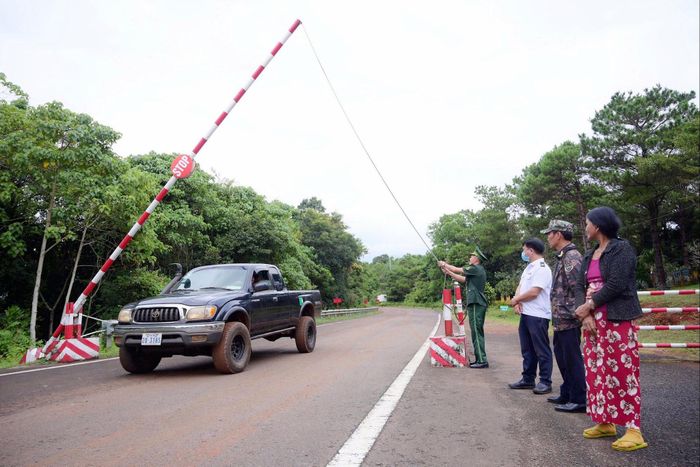 Khảo sát đánh giá công tác kiểm dịch và đề ra giải pháp nâng cao năng lực phòng chống dịch, bảo vệ sức khỏe và an ninh y tế biên giới phía tây Lâm Đồng. Ảnh tư liệu