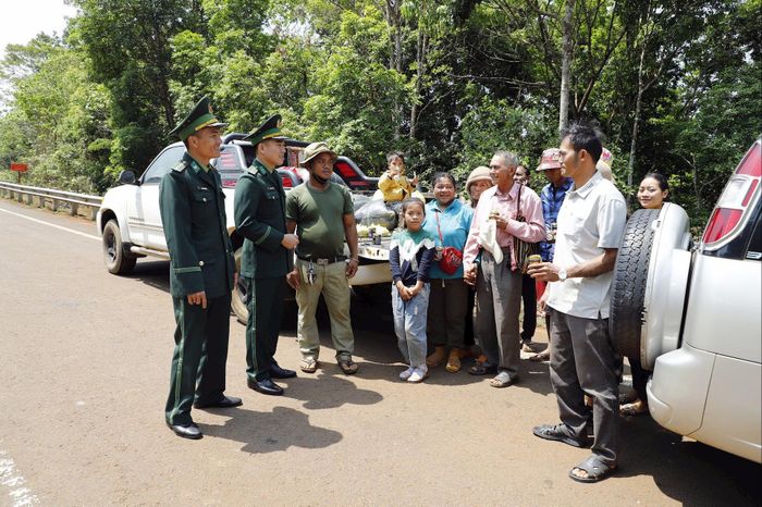 Biên phòng Cửa khẩu Bu P’răng, xã Quảng Trực tuyên truyền, hướng dẫn người dân, doanh nghiệp về xuất nhập cảnh. Ảnh tư liệu