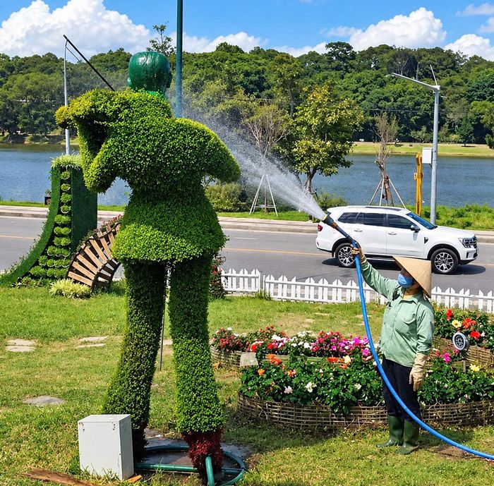 Các tiểu cảnh đang được trang trí để chuẩn bị cho Festival Hoa 2026