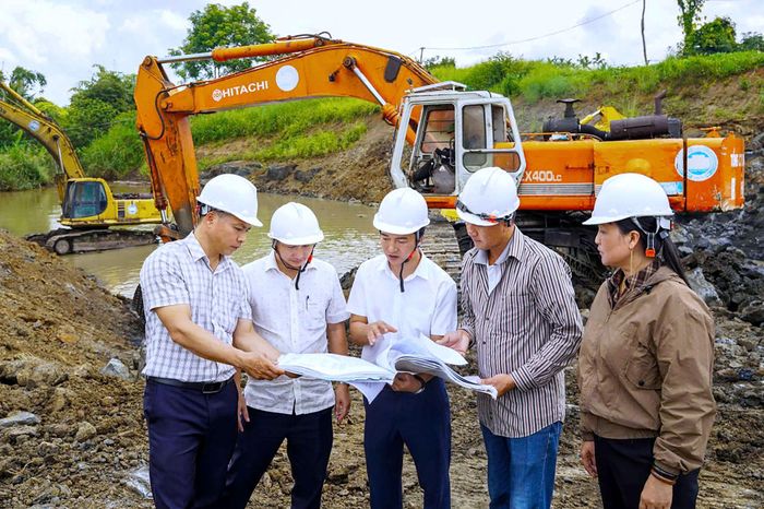 Lãnh đạo xã Đắk Mil quan tâm tới các dự án đầu tư hạ tầng trên địa bàn và thường xuyên kiểm tra thực tế, giải quyết các vấn đề phát sinh