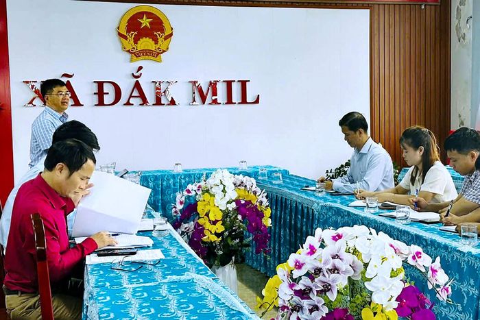 Lãnh đạo Công ty Điện lực Lâm Đồng tích cực phối hợp với xã Đắk Mil trong quá trình giải phóng mặt bằng