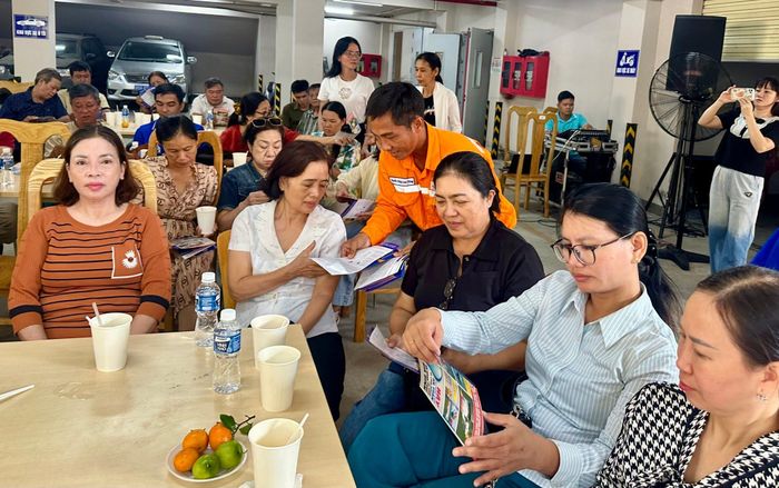 Điện lực Phan Thiết phát tài liệu tuyên truyền đến người dân