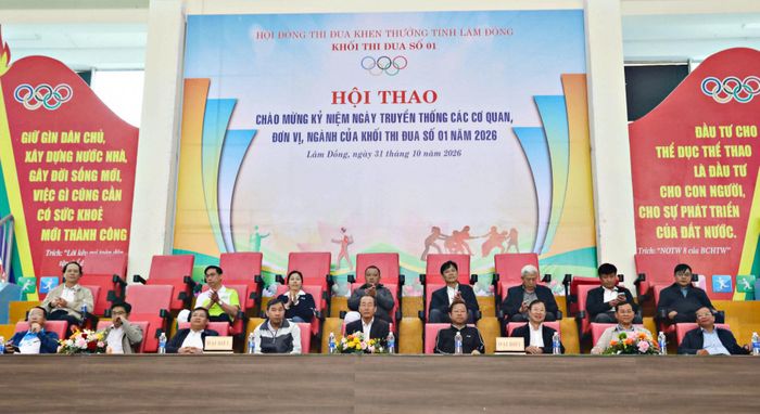 Các đại biểu lãnh đạo đơn vị, ngành, cơ quan dự lễ khai mạc Hội thao Khối Thi đua số 1 tỉnh Lâm Đồng sáng 31/10
