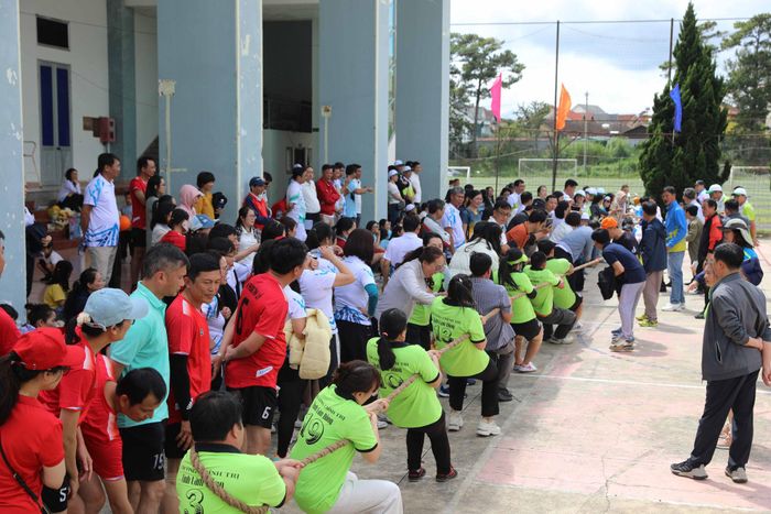 Phần thi kéo co của các đội