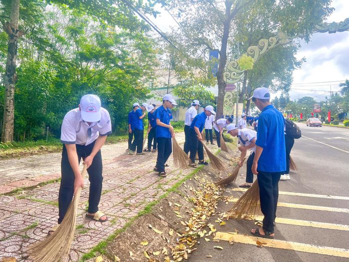Đoàn viên, thanh niên tham gia dọn vệ sinh tuyến đường trung tâm phường