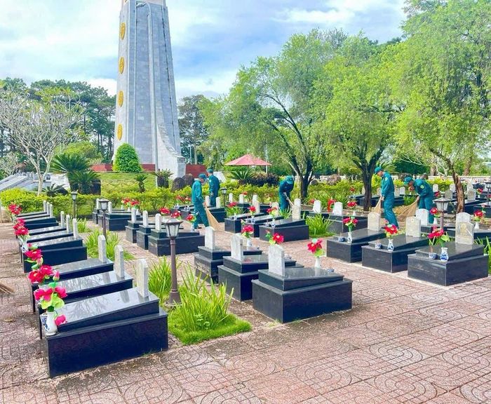 Lực lượng dân quân tham gia dọn vệ sinh tại Nghĩa trang liệt sĩ Đắk Nông