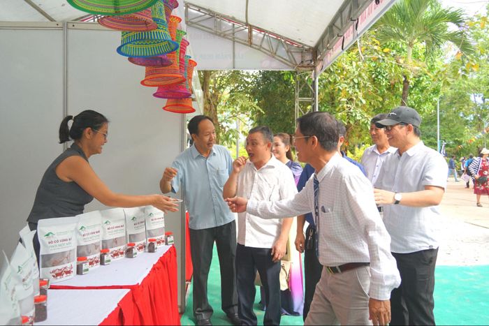 Du khách tham quan gian hàng OCOP