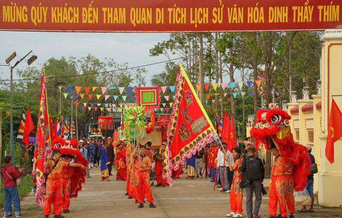 Quang cảnh rước sắc phong từ mộ Thầy Thím về dinh chính