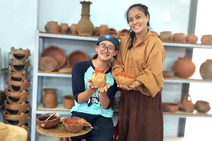 Em Tạ Huy Đức ở Hà Nội đến tham quan, trải nghiệm làm gốm, tìm hiểu văn hoá, ẩm thực Chăm tại Làng Gốm Chăm Bình Đức